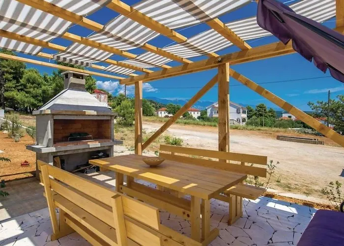 Apartment With Pool Lucia By Guide Barbat na Rabu