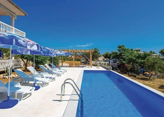 Apartment With Pool Lucia By Guide Barbat na Rabu
