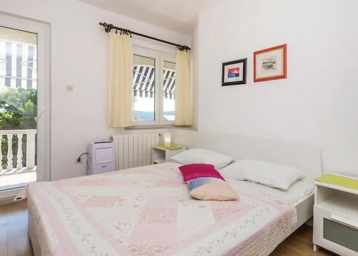 Apartman With Pool Lucia By Guide Barbat na Rabu