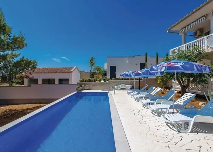 With Pool Lucia By Guide Apartman Barbat na Rabu